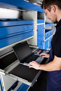 03_Compartimento para el PC en vehículo comercial, en Guadalajara.